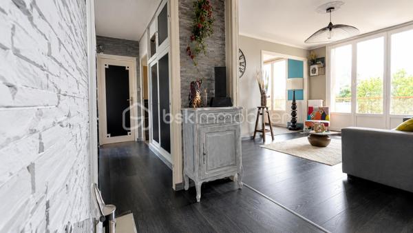 RÉSIDENCE LES ÉCUREUILS – ÉCHIROLLEST4 TRANSFORMÉ EN T3 – 72 m² – TRAVERSANT – CALME ABSOLU

Et si votre futur appartement cochait enfin toutes les cases ?

Situé au cœur de la résidence recherchée Les Écureuils à Échirolles, cet appartement traversant de 72 m² vous séduira immédiatement par son calme, sa luminosité et son agencement particulièrement intelligent.
Faible de charge et taxe foncière, raisonnable. 

Installé au 3ème étage sur 4 d’une copropriété majoritairement occupée par des propriétaires, ce bien offre un cadre de vie paisible avec verdure, stationnement facile et proximité immédiate de toutes les commodités.

Initialement conçu en T4, l’appartement a été transformé en grand T3 afin d’offrir une pièce de vie plus confortable. Possibilité très simple de recréer une troisième chambre, idéale pour une famille ou un investissement en colocation rentable.

Les atouts du bien :

Appartement traversant

Exposition sud-est côté séjour

Cuisine et chambres à l’ouest

Très belle luminosité toute la journée

Copropriété calme et entretenue

Stationnement facile

Résidence entourée de verdure

Appartement très bien agencé

Possibilité de créer facilement une 3ème chambre

Emplacement stratégique :

Tram et transports en commun à proximité immédiate

Commerces accessibles à pied

Pharmacie, SOS Médecins, écoles et services à proximité

Secteur calme et recherché

Un bien idéal pour :

un premier achat,

une famille recherchant du calme,

ou un investisseur souhaitant réaliser une excellente rentabilité en colocation 3 chambres grâce à l’emplacement et aux commodités accessibles à pied.

Un appartement où il fait bon vivre, dans une résidence appréciée pour sa tranquillité et sa qualité de vie.

À visiter rapidement.