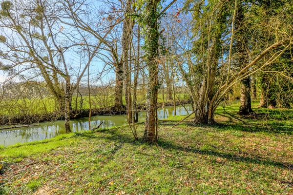 Maison Urzy, 3 chambres, en bordure de rivière, grand terrain, garage, entre Nevers et Guérigny