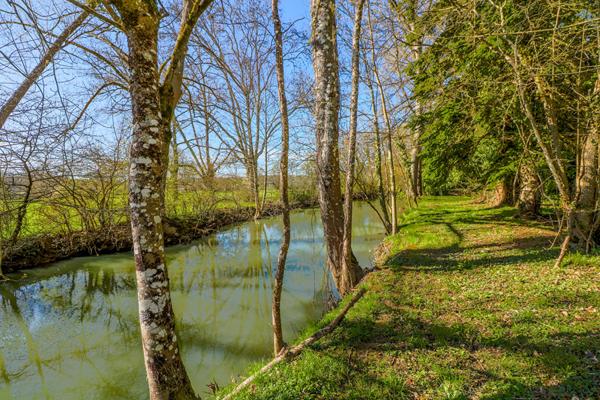 Maison Urzy, 3 chambres, en bordure de rivière, grand terrain, garage, entre Nevers et Guérigny