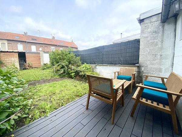 Nouveauté : top emplacement !
Maison de ville en bon état avec jardin bien ensoleillé
belle pièce de vie avec cheminée fonctionnelle, cuisine équipée et meublée 2024
wc séparé, salle de bain avec baignoire
1er étage : 2 chambres dont 1 avec salle d'eau et grand placard
Second : 2 chambres possibles
cavette - jardin
stationnement facile et aisé

Sh 76m² / 90m² surface développée
DPE C

- Au carrefour de toutes les autoroutes
- Nombreuses écoles jusqu'au collège
- Présence d'une gare sur Lesquin qui vous amène en 7Min sur LILLE
- Proche du métro "4Cantons" (9min en bus) LIGNE 1 JAUNE
- Lesquin est également recherché pour son coté "Nature"