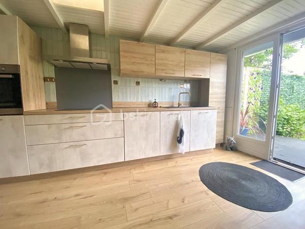 Nouveauté : top emplacement !
Maison de ville en bon état avec jardin bien ensoleillé
belle pièce de vie avec cheminée fonctionnelle, cuisine équipée et meublée 2024
wc séparé, salle de bain avec baignoire
1er étage : 2 chambres dont 1 avec salle d'eau et grand placard
Second : 2 chambres possibles
cavette - jardin
stationnement facile et aisé

Sh 76m² / 90m² surface développée
DPE C

- Au carrefour de toutes les autoroutes
- Nombreuses écoles jusqu'au collège
- Présence d'une gare sur Lesquin qui vous amène en 7Min sur LILLE
- Proche du métro "4Cantons" (9min en bus) LIGNE 1 JAUNE
- Lesquin est également recherché pour son coté "Nature"
