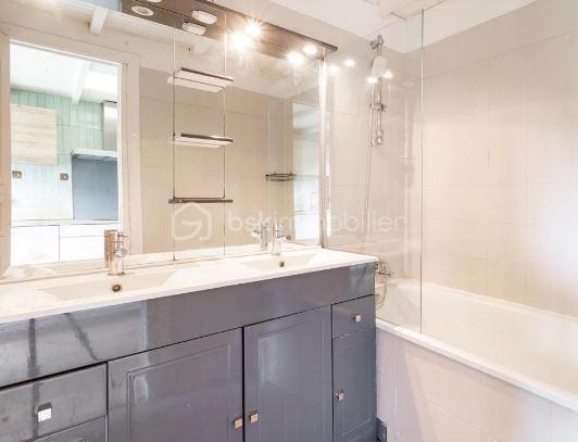 Nouveauté : top emplacement !
Maison de ville en bon état avec jardin bien ensoleillé
belle pièce de vie avec cheminée fonctionnelle, cuisine équipée et meublée 2024
wc séparé, salle de bain avec baignoire
1er étage : 2 chambres dont 1 avec salle d'eau et grand placard
Second : 2 chambres possibles
cavette - jardin
stationnement facile et aisé

Sh 76m² / 90m² surface développée
DPE C

- Au carrefour de toutes les autoroutes
- Nombreuses écoles jusqu'au collège
- Présence d'une gare sur Lesquin qui vous amène en 7Min sur LILLE
- Proche du métro "4Cantons" (9min en bus) LIGNE 1 JAUNE
- Lesquin est également recherché pour son coté "Nature"