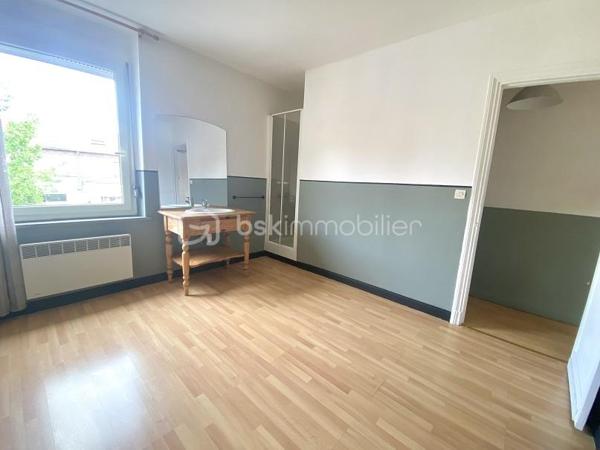 Nouveauté : top emplacement !
Maison de ville en bon état avec jardin bien ensoleillé
belle pièce de vie avec cheminée fonctionnelle, cuisine équipée et meublée 2024
wc séparé, salle de bain avec baignoire
1er étage : 2 chambres dont 1 avec salle d'eau et grand placard
Second : 2 chambres possibles
cavette - jardin
stationnement facile et aisé

Sh 76m² / 90m² surface développée
DPE C

- Au carrefour de toutes les autoroutes
- Nombreuses écoles jusqu'au collège
- Présence d'une gare sur Lesquin qui vous amène en 7Min sur LILLE
- Proche du métro "4Cantons" (9min en bus) LIGNE 1 JAUNE
- Lesquin est également recherché pour son coté "Nature"