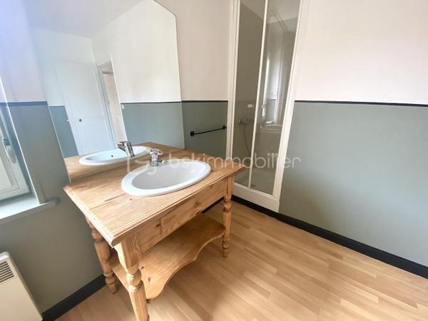 Nouveauté : top emplacement !
Maison de ville en bon état avec jardin bien ensoleillé
belle pièce de vie avec cheminée fonctionnelle, cuisine équipée et meublée 2024
wc séparé, salle de bain avec baignoire
1er étage : 2 chambres dont 1 avec salle d'eau et grand placard
Second : 2 chambres possibles
cavette - jardin
stationnement facile et aisé

Sh 76m² / 90m² surface développée
DPE C

- Au carrefour de toutes les autoroutes
- Nombreuses écoles jusqu'au collège
- Présence d'une gare sur Lesquin qui vous amène en 7Min sur LILLE
- Proche du métro "4Cantons" (9min en bus) LIGNE 1 JAUNE
- Lesquin est également recherché pour son coté "Nature"