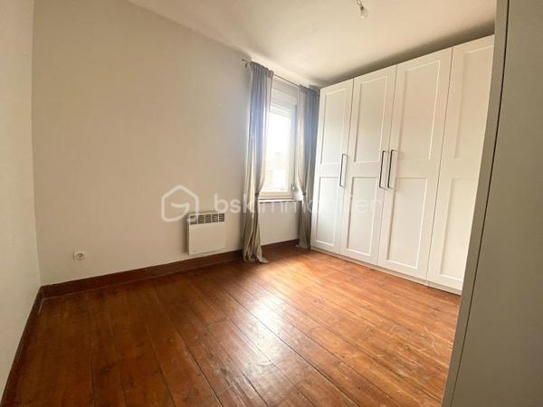 Nouveauté : top emplacement !
Maison de ville en bon état avec jardin bien ensoleillé
belle pièce de vie avec cheminée fonctionnelle, cuisine équipée et meublée 2024
wc séparé, salle de bain avec baignoire
1er étage : 2 chambres dont 1 avec salle d'eau et grand placard
Second : 2 chambres possibles
cavette - jardin
stationnement facile et aisé

Sh 76m² / 90m² surface développée
DPE C

- Au carrefour de toutes les autoroutes
- Nombreuses écoles jusqu'au collège
- Présence d'une gare sur Lesquin qui vous amène en 7Min sur LILLE
- Proche du métro "4Cantons" (9min en bus) LIGNE 1 JAUNE
- Lesquin est également recherché pour son coté "Nature"