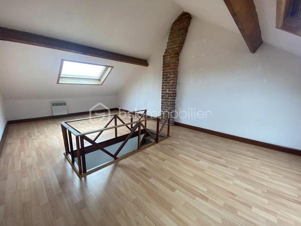 Nouveauté : top emplacement !
Maison de ville en bon état avec jardin bien ensoleillé
belle pièce de vie avec cheminée fonctionnelle, cuisine équipée et meublée 2024
wc séparé, salle de bain avec baignoire
1er étage : 2 chambres dont 1 avec salle d'eau et grand placard
Second : 2 chambres possibles
cavette - jardin
stationnement facile et aisé

Sh 76m² / 90m² surface développée
DPE C

- Au carrefour de toutes les autoroutes
- Nombreuses écoles jusqu'au collège
- Présence d'une gare sur Lesquin qui vous amène en 7Min sur LILLE
- Proche du métro "4Cantons" (9min en bus) LIGNE 1 JAUNE
- Lesquin est également recherché pour son coté "Nature"