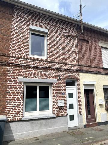 Nouveauté : top emplacement !
Maison de ville en bon état avec jardin bien ensoleillé
belle pièce de vie avec cheminée fonctionnelle, cuisine équipée et meublée 2024
wc séparé, salle de bain avec baignoire
1er étage : 2 chambres dont 1 avec salle d'eau et grand placard
Second : 2 chambres possibles
cavette - jardin
stationnement facile et aisé

Sh 76m² / 90m² surface développée
DPE C

- Au carrefour de toutes les autoroutes
- Nombreuses écoles jusqu'au collège
- Présence d'une gare sur Lesquin qui vous amène en 7Min sur LILLE
- Proche du métro "4Cantons" (9min en bus) LIGNE 1 JAUNE
- Lesquin est également recherché pour son coté "Nature"