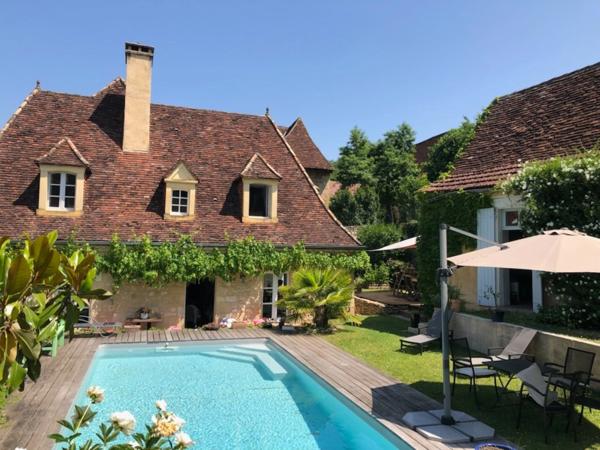 Maison avec piscine au cœur d’un village authentique LE BUGUE (24)