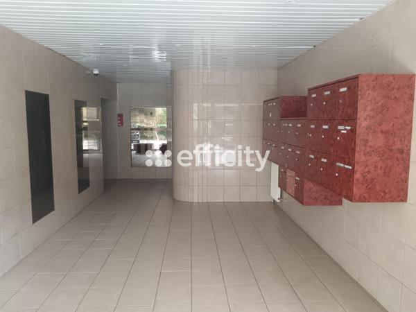 Appartement
         6 pièces
        - 100 m² 79 000 € *