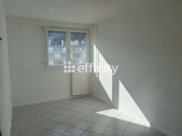 Appartement
         6 pièces
        - 100 m² 79 000 € *