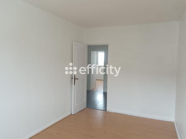 Appartement
         6 pièces
        - 100 m² 79 000 € *
