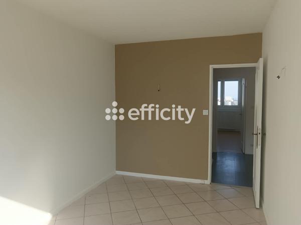 Appartement
         6 pièces
        - 100 m² 79 000 € *