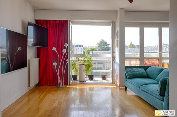 Versailles rive droite appartement 2 pièces 49 m 2 carrez avec cave et box en sus situé au 3 eme et dernier étage. €395 000 ** - Référence 25788