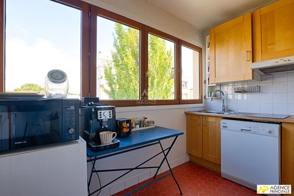 Versailles rive droite appartement 2 pièces 49 m 2 carrez avec cave et box en sus situé au 3 eme et dernier étage. €395 000 ** - Référence 25788