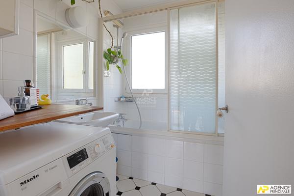 Versailles rive droite appartement 2 pièces 49 m 2 carrez avec cave et box en sus situé au 3 eme et dernier étage. €395 000 ** - Référence 25788