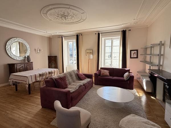 À vendre – Appartement de caractère rénové au pied des remparts – Vannes centre