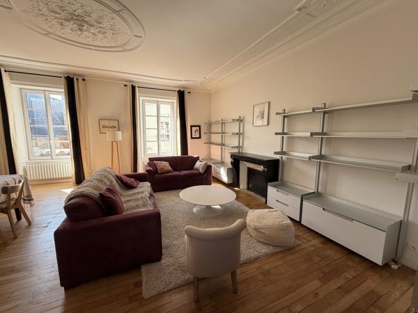 À vendre – Appartement de caractère rénové au pied des remparts – Vannes centre