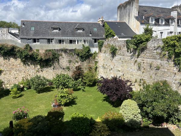 À vendre – Appartement de caractère rénové au pied des remparts – Vannes centre