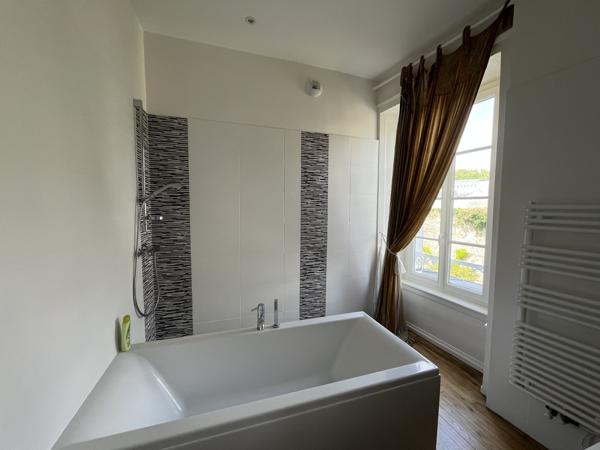 À vendre – Appartement de caractère rénové au pied des remparts – Vannes centre