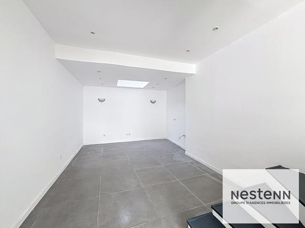 Exclusivement dans votre agence NESTENN Calais : Immeuble rénové avec local Commercial et étages modulables - Emplacement idéal