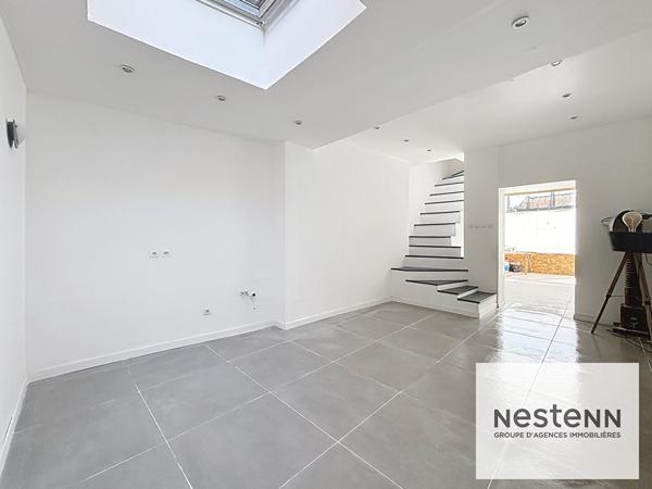 Exclusivement dans votre agence NESTENN Calais : Immeuble rénové avec local Commercial et étages modulables - Emplacement idéal