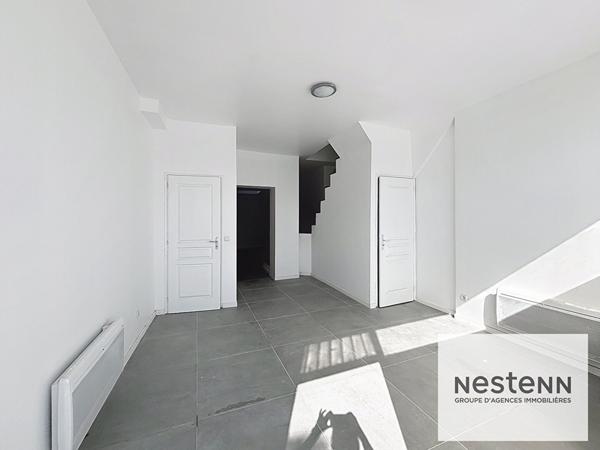 Exclusivement dans votre agence NESTENN Calais : Immeuble rénové avec local Commercial et étages modulables - Emplacement idéal