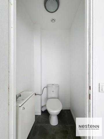 Exclusivement dans votre agence NESTENN Calais : Immeuble rénové avec local Commercial et étages modulables - Emplacement idéal