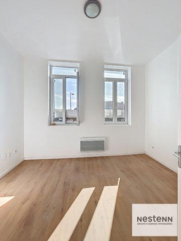 Exclusivement dans votre agence NESTENN Calais : Immeuble rénové avec local Commercial et étages modulables - Emplacement idéal