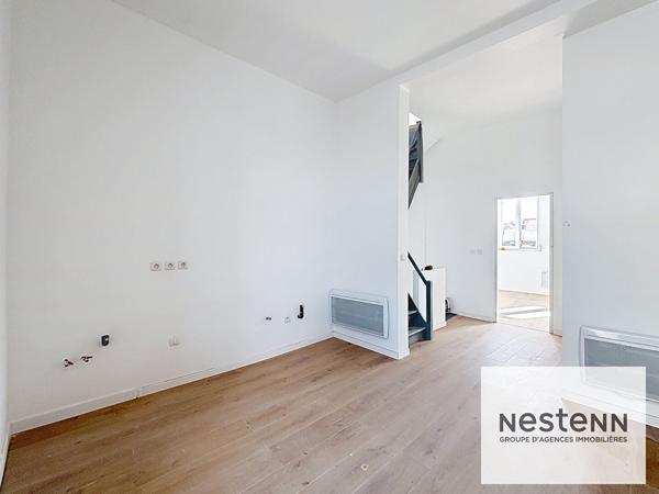 Exclusivement dans votre agence NESTENN Calais : Immeuble rénové avec local Commercial et étages modulables - Emplacement idéal