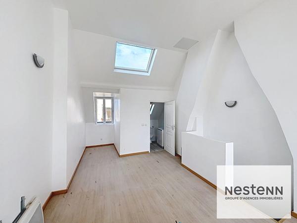 Exclusivement dans votre agence NESTENN Calais : Immeuble rénové avec local Commercial et étages modulables - Emplacement idéal