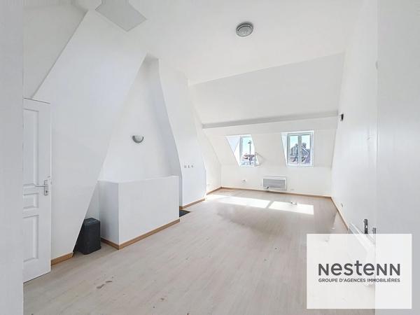 Exclusivement dans votre agence NESTENN Calais : Immeuble rénové avec local Commercial et étages modulables - Emplacement idéal