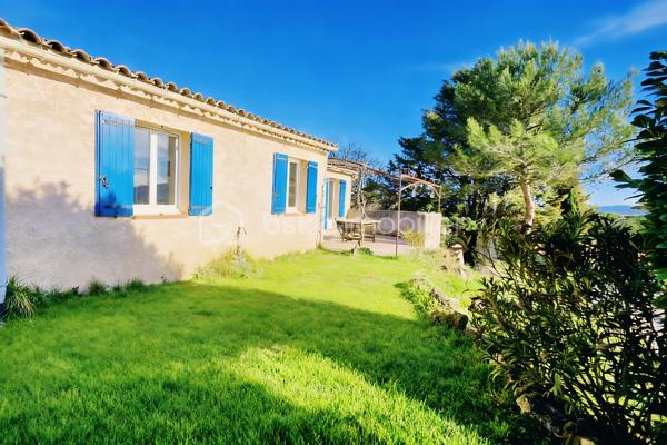 Nichée dans un cadre verdoyant et préservé, cette charmante villa de plain-pied séduit par sa luminosité naturelle, son exposition idéale et sa vue dégagée sur les paysages environnants.

L'intérieur a été pensé pour offrir confort et praticité au quotidien. La maison dispose d'un agréable espace de vie ouvert sur l'extérieur, de trois chambres, d'une salle de bains ainsi que de nombreux rangements. Les larges ouvertures permettent de profiter pleinement de la lumière tout au long de la journée et créent une belle continuité entre les espaces intérieurs et extérieurs.

Côté jardin, une vaste terrasse surplombe les extérieurs et constitue un lieu privilégié pour partager des moments conviviaux. La piscine, parfaitement intégrée à son environnement, invite à la détente en toute tranquillité. L'absence de vis-à-vis garantit un cadre intime et serein.

Une annexe d'environ 20 m² vient compléter l'ensemble. Après quelques aménagements, elle pourra accueillir un espace indépendant pour recevoir famille et amis, un bureau pour une activité professionnelle ou encore un studio selon vos projets.

Le terrain, facile à entretenir, permet de profiter pleinement du charme du site et de la vue ouverte sur la nature environnante.

Que ce soit pour y vivre à l'année ou pour profiter d'un pied-à-terre au calme, cette propriété offre un équilibre rare entre confort, fonctionnalité et qualité de vie.

Une belle opportunité à découvrir sans tarder.

Visite virtuelle disponible sur demande.