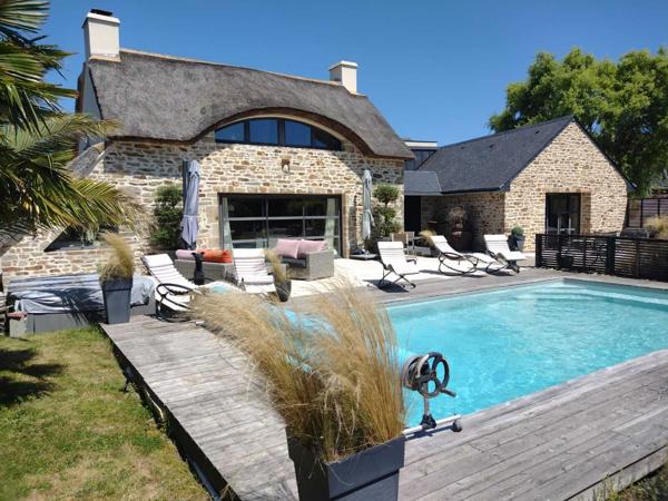 Baden, propriété de caractère en pierre sous chaume