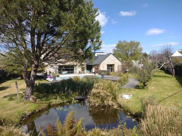 Baden, propriété de caractère en pierre sous chaume