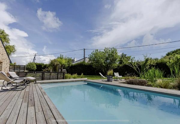 Baden, propriété de caractère en pierre sous chaume