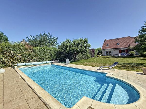 Maison Mareuil Les Meaux vivable de plain pied - 5 chambres - 1 chambre et 1 salle d'eau au RDC - garage - jardin de 1059 m2 avec piscine chauffée.