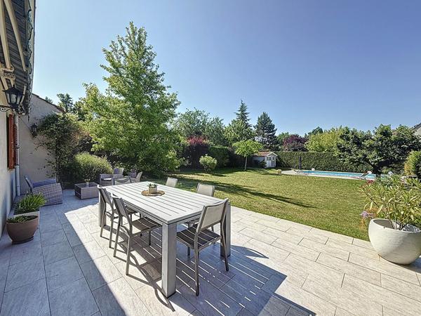 Maison Mareuil Les Meaux vivable de plain pied - 5 chambres - 1 chambre et 1 salle d'eau au RDC - garage - jardin de 1059 m2 avec piscine chauffée.