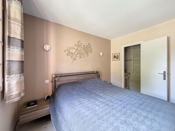 Maison Mareuil Les Meaux vivable de plain pied - 5 chambres - 1 chambre et 1 salle d'eau au RDC - garage - jardin de 1059 m2 avec piscine chauffée.