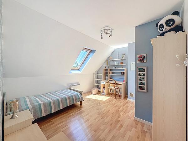 Maison Mareuil Les Meaux vivable de plain pied - 5 chambres - 1 chambre et 1 salle d'eau au RDC - garage - jardin de 1059 m2 avec piscine chauffée.