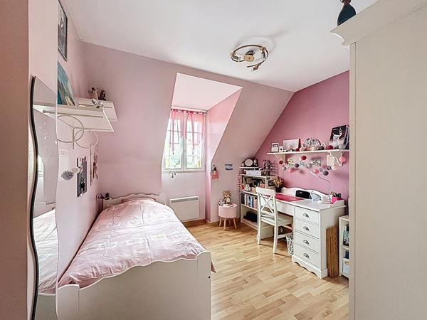 Maison Mareuil Les Meaux vivable de plain pied - 5 chambres - 1 chambre et 1 salle d'eau au RDC - garage - jardin de 1059 m2 avec piscine chauffée.