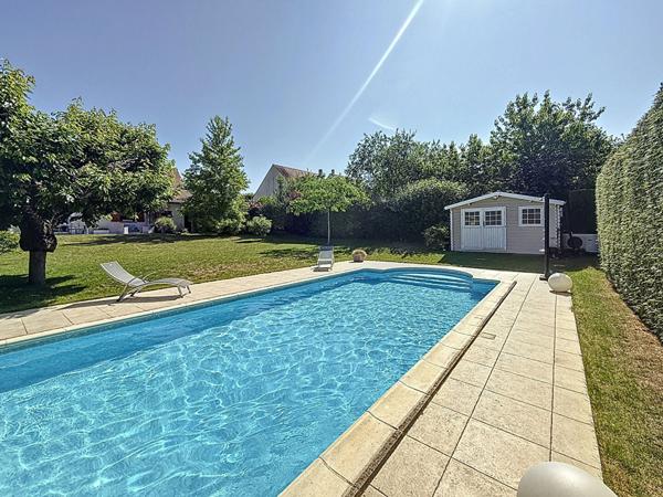 Maison Mareuil Les Meaux vivable de plain pied - 5 chambres - 1 chambre et 1 salle d'eau au RDC - garage - jardin de 1059 m2 avec piscine chauffée.