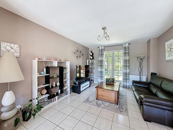 Maison Mareuil Les Meaux vivable de plain pied - 5 chambres - 1 chambre et 1 salle d'eau au RDC - garage - jardin de 1059 m2 avec piscine chauffée.