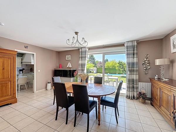 Maison Mareuil Les Meaux vivable de plain pied - 5 chambres - 1 chambre et 1 salle d'eau au RDC - garage - jardin de 1059 m2 avec piscine chauffée.