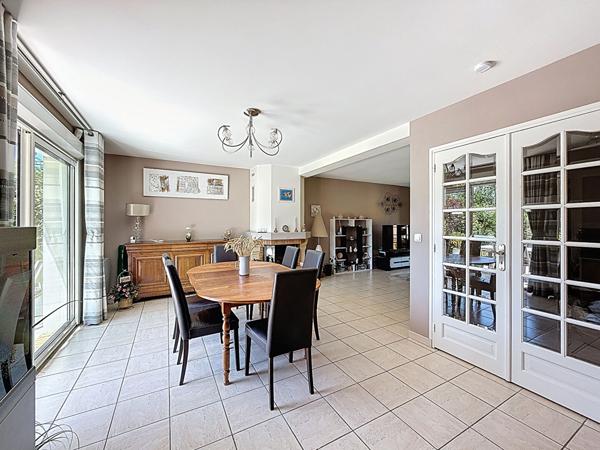 Maison Mareuil Les Meaux vivable de plain pied - 5 chambres - 1 chambre et 1 salle d'eau au RDC - garage - jardin de 1059 m2 avec piscine chauffée.