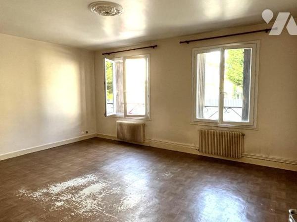 A VENDRE à AVALLON (89200), à proximité de tous commerces, et tout proche du centre ville.
UN ...
