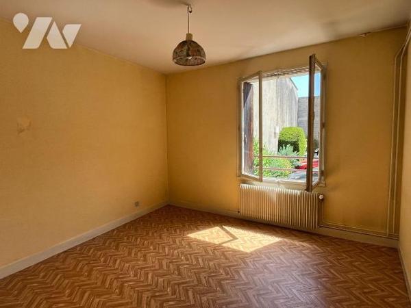 A VENDRE à AVALLON (89200), à proximité de tous commerces, et tout proche du centre ville.
UN ...