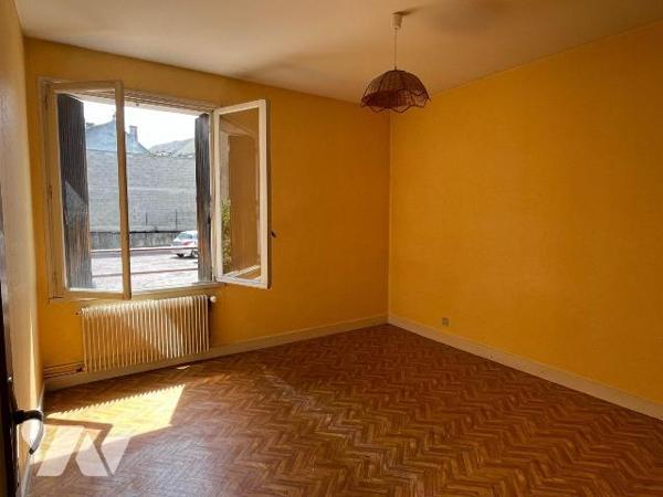 A VENDRE à AVALLON (89200), à proximité de tous commerces, et tout proche du centre ville.
UN ...