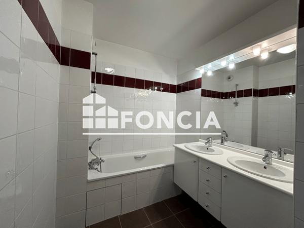 Location Appartement 3 pièces 81.64 m² - 21 RUE DU 140EME R.I.A Grenoble 38000