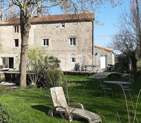 Ensemble immobilier de plus de 600m² dans un cadre paisible sur Nueil Les Aubiers