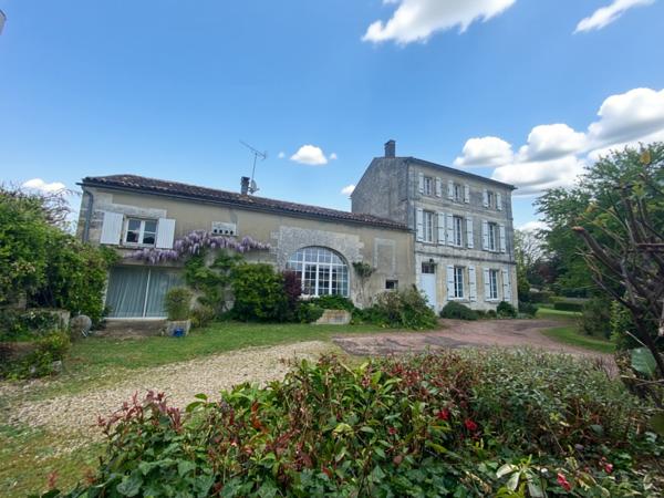 6KM GARE ANGOULEME Exceptionnellement rare ! Maison ancienne rénovée + maison annexe, terrain, piscine.